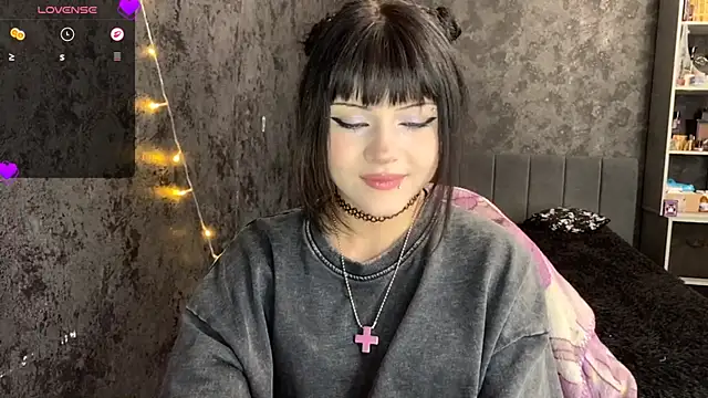 Snapshot of EmilyEmbears chatting on June 2026 08:04:02 AM EmilyEmbears online show from June 2026 08:04:02 AM