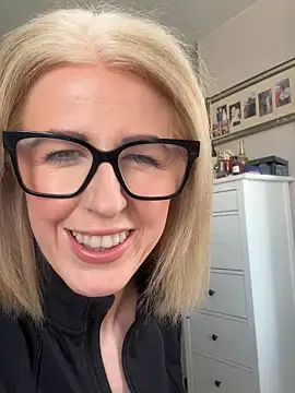 Snapshot of Laylaskyexx chatting on April 2026 10:32:01 AM Laylaskyexx online show from April 2026 10:32:01 AM