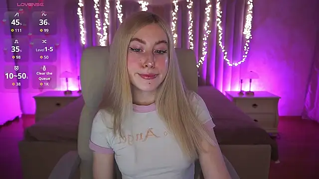 Snapshot of MelaniiePlay chatting on April 2026 01:00:02 PM MelaniiePlay online show from April 2026 01:00:02 PM