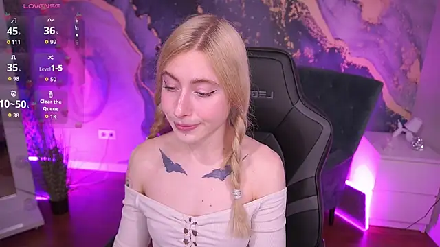 Snapshot of MelaniiePlay chatting on April 2026 01:14:02 PM MelaniiePlay online show from April 2026 01:14:02 PM