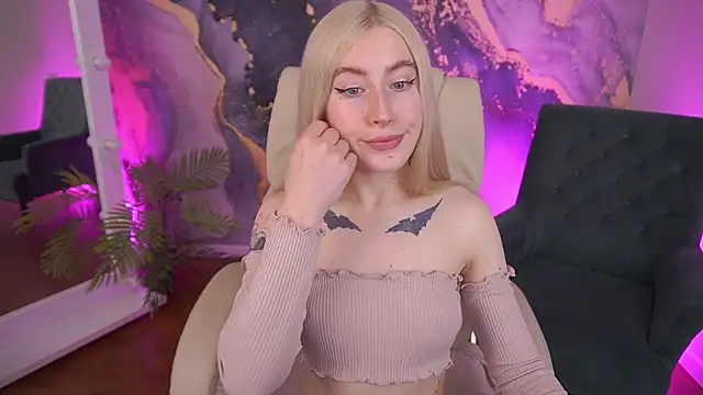 Snapshot of MelaniiePlay chatting on May 2026 01:08:02 PM MelaniiePlay online show from May 2026 01:08:02 PM