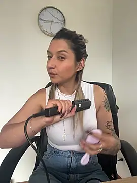 Snapshot of Isabella_varella- chatting on April 2026 01:34:01 PM Isabella varella- online show from April 2026 01:34:01 PM