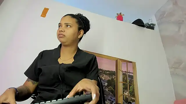 Snapshot of EllyBloom chatting on June 2026 01:09:02 PM EllyBloom online show from June 2026 01:09:02 PM