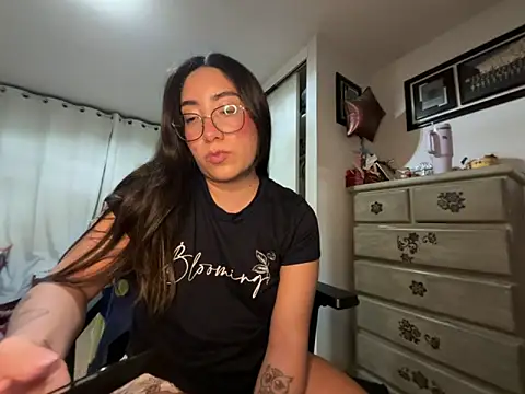 Snapshot of vampiralatina chatting on May 2026 06:11:01 AM vampiralatina online show from May 2026 06:11:01 AM
