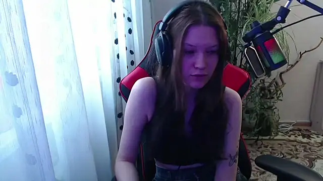 Snapshot of PunyKnee chatting on April 2026 01:05:02 PM PunyKnee online show from April 2026 01:05:02 PM