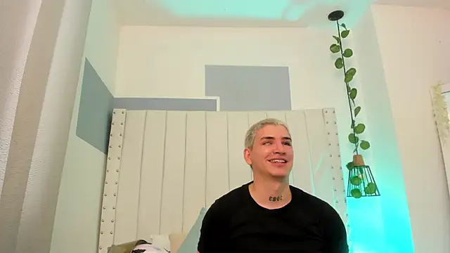 Snapshot of sebas_and_vanessa chatting on April 2026 07:52:02 PM sebas and vanessa online show from April 2026 07:52:02 PM