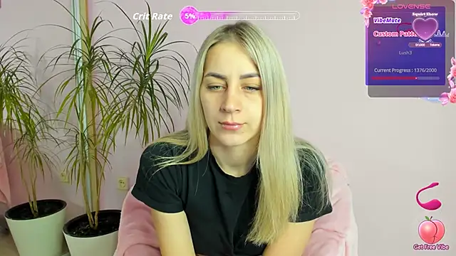 Snapshot of Monica_Luno chatting on May 2026 01:24:02 AM Monica Luno online show from May 2026 01:24:02 AM