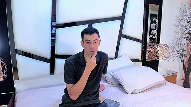 Lucie Mark online show from April 2026 12:54:01 PM