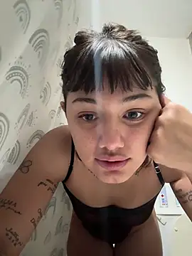 Snapshot of vickdaqui chatting on April 2026 08:31:01 PM vickdaqui online show from April 2026 08:31:01 PM