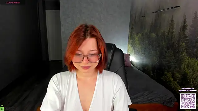 Snapshot of Lessi_Panic chatting on April 2026 01:01:01 AM Lessi Panic online show from April 2026 01:01:01 AM