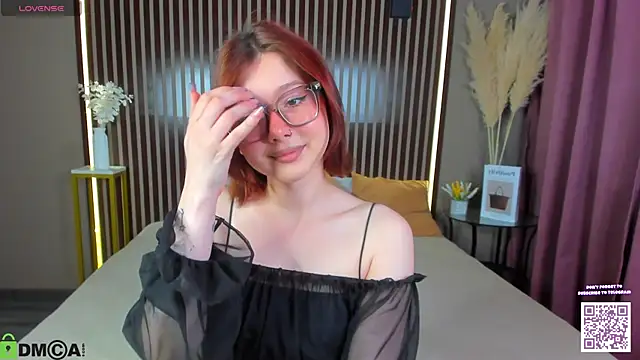 Snapshot of Lessi_Panic chatting on May 2026 12:59:01 AM Lessi Panic online show from May 2026 12:59:01 AM