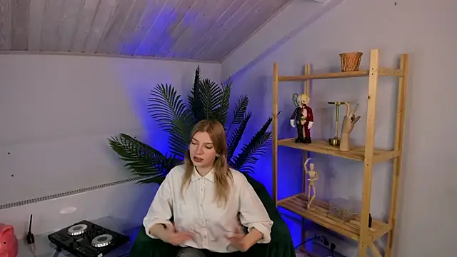 GloriaCwik online show from April 2026 02:33:01 PM