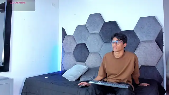 LiamKron online show from April 2026 11:37:01 AM