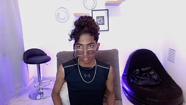 Snapshot of triiangel_latinboy chatting on May 2026 06:28:02 PM triiangel latinboy online show from May 2026 06:28:02 PM