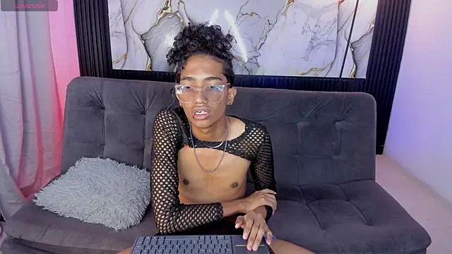 Snapshot of triiangel_latinboy chatting on May 2026 12:42:01 PM triiangel latinboy online show from May 2026 12:42:01 PM