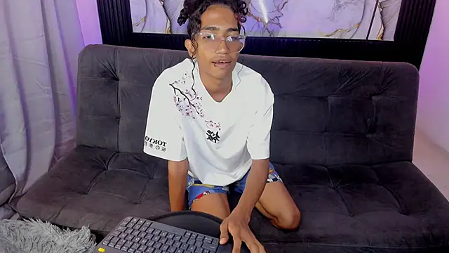 Snapshot of triiangel_latinboy chatting on May 2026 12:22:01 PM triiangel latinboy online show from May 2026 12:22:01 PM