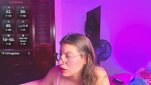 Snapshot of liiliie_petite chatting on July 2026 10:14:02 PM liiliie petite online show from July 2026 10:14:02 PM
