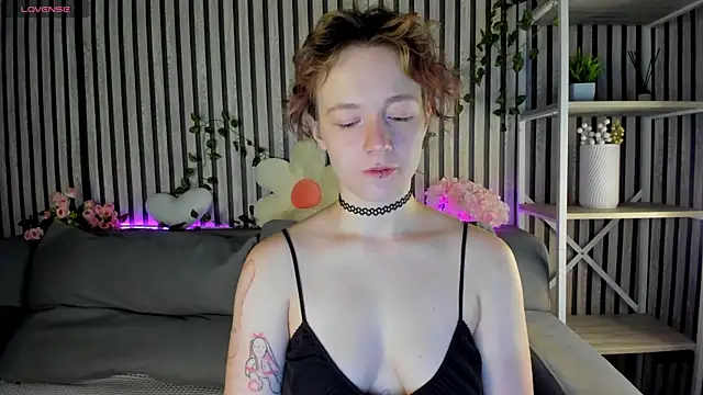 Snapshot of Ricki_Bloom chatting on July 2026 01:11:01 AM Ricki Bloom online show from July 2026 01:11:01 AM