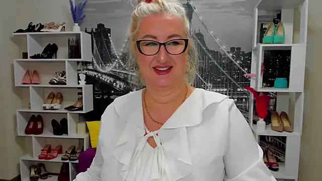 Snapshot of DianaFrances chatting on May 2026 08:21:01 AM DianaFrances online show from May 2026 08:21:01 AM