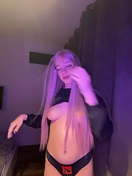 Snapshot of Yui_and_Raiden chatting on April 2026 04:22:01 PM Yui and Raiden online show from April 2026 04:22:01 PM