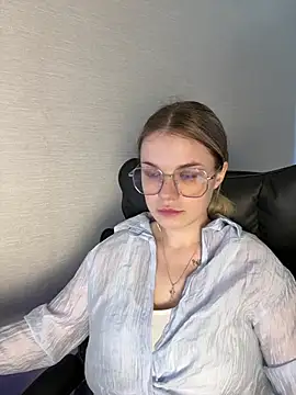 Snapshot of KimEvanss chatting on July 2026 05:11:01 AM KimEvanss online show from July 2026 05:11:01 AM