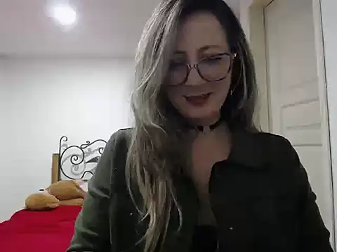 Snapshot of VALELUXX chatting on May 2026 04:28:02 AM VALELUXX online show from May 2026 04:28:02 AM