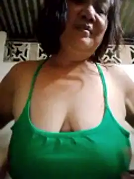 Snapshot of jeanyummytits chatting on June 2026 01:25:02 PM jeanyummytits online show from June 2026 01:25:02 PM