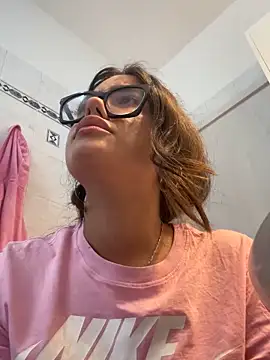 Sofialapazzerella online show from May 2026 02:33:01 PM