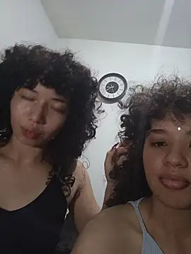 Chloe and Violeta online show from April 2026 07:49:01 PM