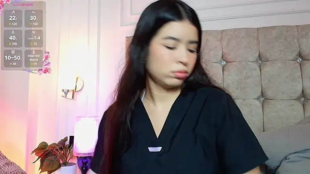 Snapshot of SophieBuitrago chatting on May 2026 12:01:01 PM SophieBuitrago online show from May 2026 12:01:01 PM