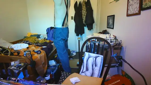 Snapshot of JohnnyMoves chatting on June 2026 11:36:01 PM JohnnyMoves online show from June 2026 11:36:01 PM