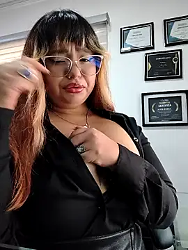 Snapshot of BelleVivianne chatting on April 2026 01:06:01 PM BelleVivianne online show from April 2026 01:06:01 PM