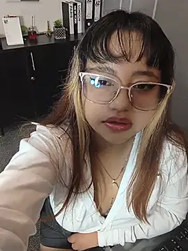 Snapshot of BelleVivianne chatting on May 2026 12:56:01 PM BelleVivianne online show from May 2026 12:56:01 PM