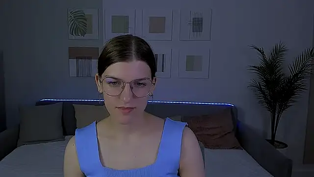 Snapshot of AnnaThorne chatting on May 2026 03:45:01 AM AnnaThorne online show from May 2026 03:45:01 AM