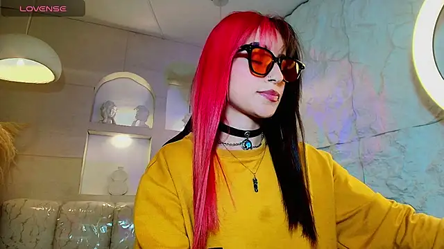 Moon Red r online show from July 2026 08:02:01 PM