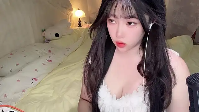 Snapshot of SweetButWildbaby chatting on May 2026 02:03:02 PM SweetButWildbaby online show from May 2026 02:03:02 PM