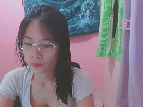 Snapshot of Sweetsexylady19 chatting on July 2026 06:18:01 AM Sweetsexylady19 online show from July 2026 06:18:01 AM