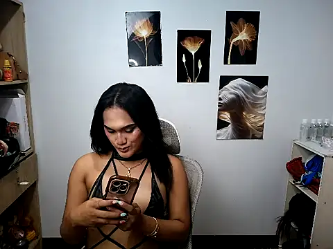 Snapshot of YourHot_Nica chatting on April 2026 01:34:02 PM YourHot Nica online show from April 2026 01:34:02 PM