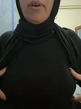 Snapshot of Laavinia chatting on May 2026 11:00:02 PM Laavinia online show from May 2026 11:00:02 PM