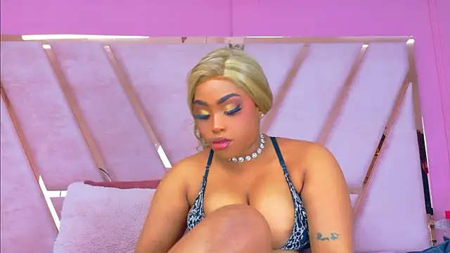 Snapshot of TiannahGlow chatting on May 2026 12:26:02 PM TiannahGlow online show from May 2026 12:26:02 PM