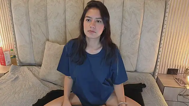 Snapshot of Alahia_Bloom chatting on June 2026 12:02:01 PM Alahia Bloom online show from June 2026 12:02:01 PM