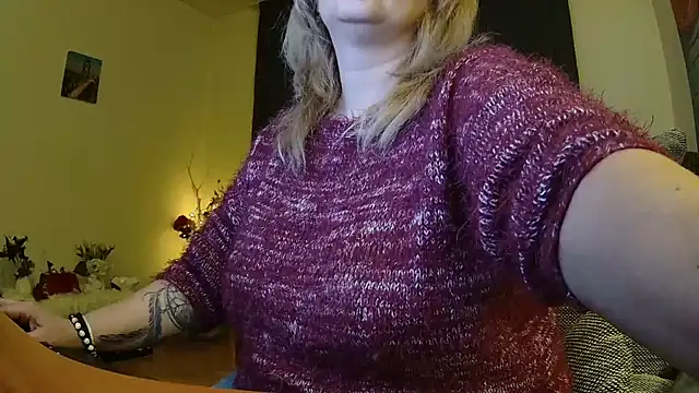 Snapshot of Divineblond chatting on January 2025 09:47:02 PM Divineblond online show from January 2025 09:47:02 PM