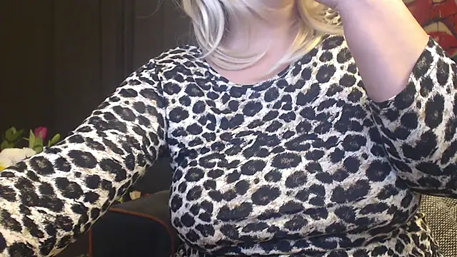 Snapshot of Divineblond chatting on February 2025 08:35:02 AM Divineblond online show from February 2025 08:35:02 AM