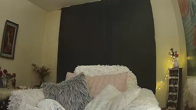 Snapshot of Divineblond chatting on February 2025 01:04:02 AM Divineblond online show from February 2025 01:04:02 AM