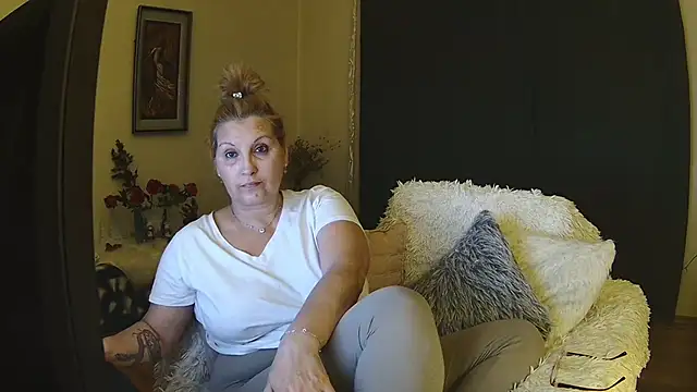 Snapshot of Divineblond chatting on February 2025 09:52:02 PM Divineblond online show from February 2025 09:52:02 PM