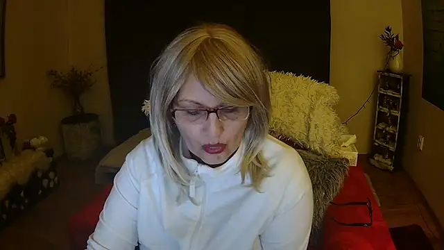 Snapshot of Divineblond chatting on February 2025 08:36:01 PM Divineblond online show from February 2025 08:36:01 PM