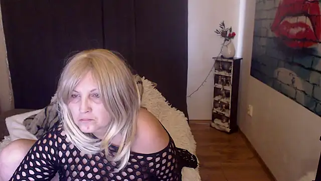 Snapshot of Divineblond chatting on February 2025 07:47:01 PM Divineblond online show from February 2025 07:47:01 PM