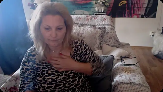 Snapshot of Divineblond chatting on March 2025 10:22:01 AM Divineblond online show from March 2025 10:22:01 AM