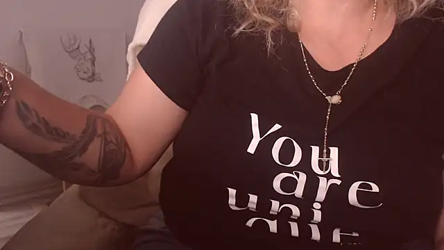 Snapshot of Divineblond chatting on September 2025 02:41:02 PM Divineblond online show from September 2025 02:41:02 PM