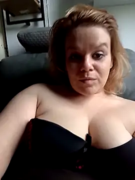Snapshot of Maryquenn chatting on May 2026 09:28:02 AM Maryquenn online show from May 2026 09:28:02 AM